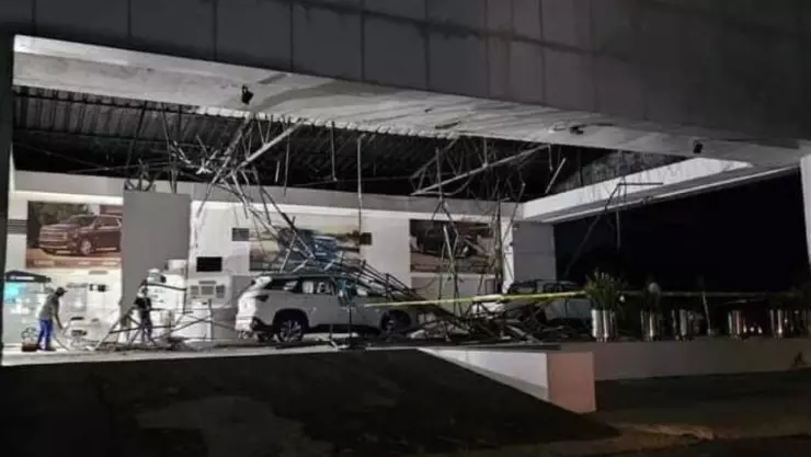 Colapsa techo de una agencia automotriz en Chetumal