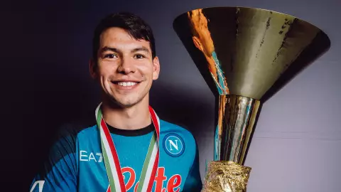 Hirving Chucky Lozano con el Scudetto en la Serie A