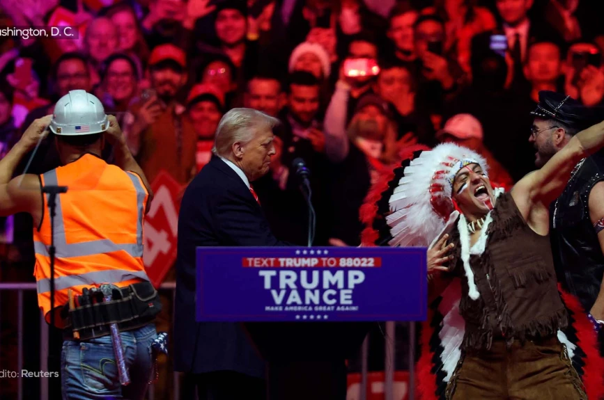 mitin_donald_trump_washington_post_hombres_disfraz_apache_auditorio