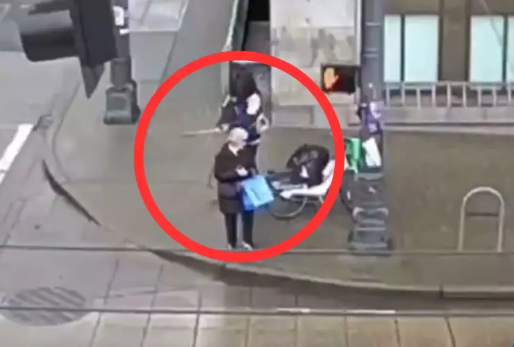 Ataque captado en video: indigente hiere de gravedad a adulta mayor en Seattle