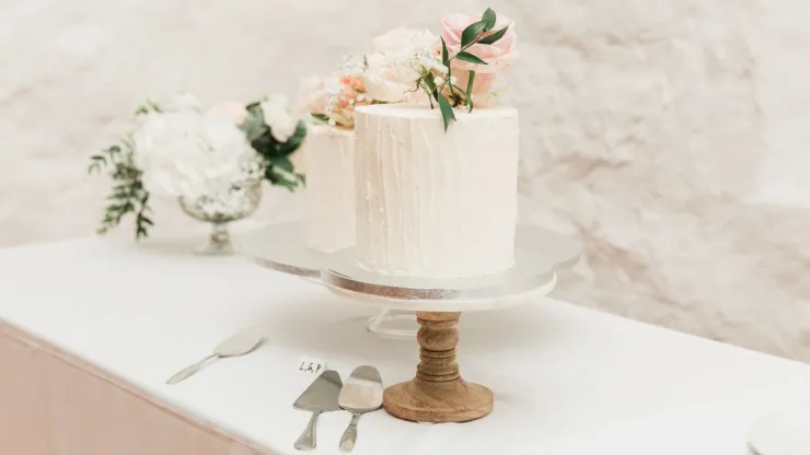 49 ideas de pastel de bodas que puedes tomar como inspiración: desde sencillos hasta muy elaborados.