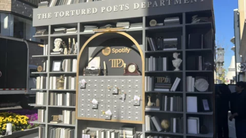 Librería de The Tortured Poets Department de Taylor Swift en LA