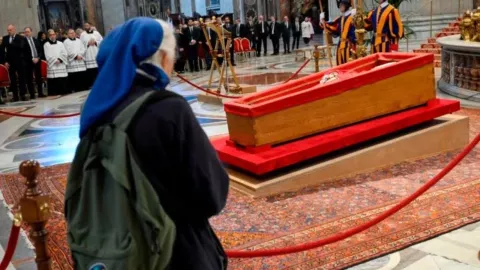 VIDEO ¿Quién es Genevieve Jeanningros? Monja llora frente al féretro del papa Francisco