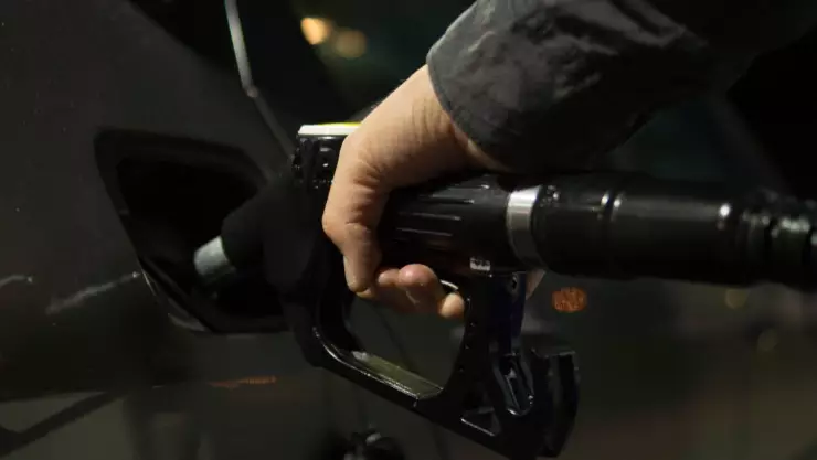 Joven sse va sin pagar de gasolinera