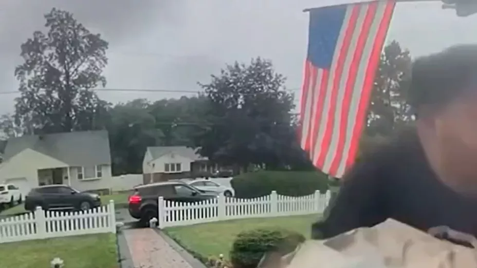 Rayo cae junto a repartidor