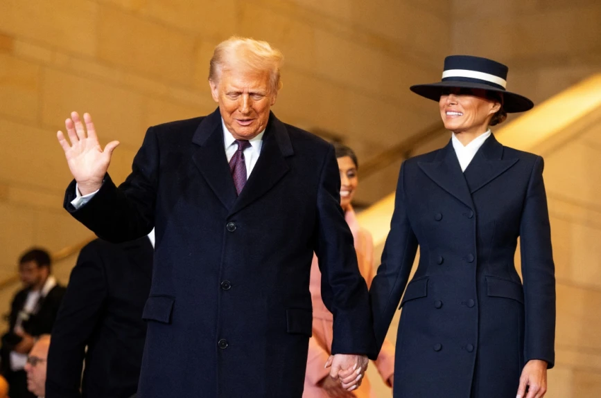 Fotos y momentos destacados de Donald Trump y Melania durante la toma de protesta presidencial.
