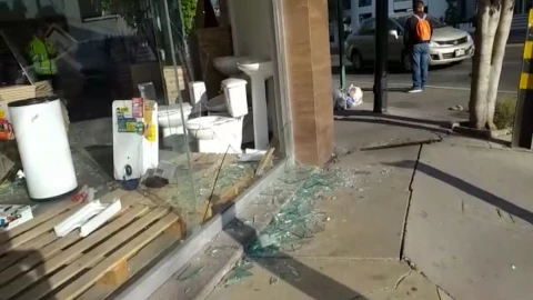 Dan cristalazo a tienda de azulejos de la 25 Poniente, Puebla