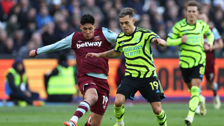 Edson Álvarez ante el Arsenal