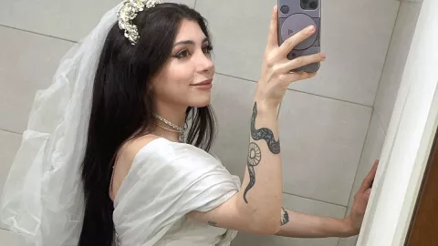 Influencer se casó con ella misma y se arrepintió al día siguiente