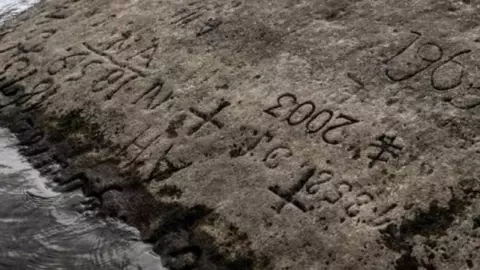 Sequía revela mensaje en Europa en las piedras del hambre