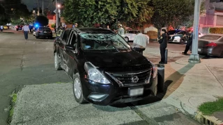 Auto vuelca en la colonia Portales Norte; responsable huye