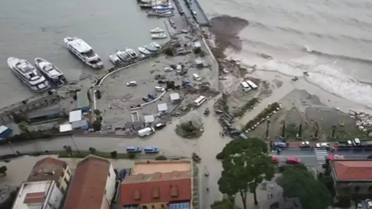 Se desliza tierra sobre edificios; hay una mujer muerta