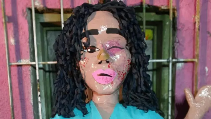 Piñata de Paola Suárez golpeada