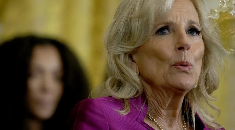 El presidente de Estados Unidos Joe Biden comunicó al rey Carlos III de Inglaterra, que Jill Biden, su esposa será quien asista a la ceremonia de coronación