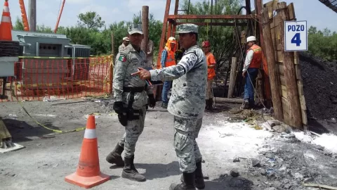 Diez mineros atrapados en un pozo de carbón en Coahuila.