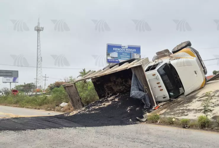 ¡Precaución! Reportan volcadura de volquete sobre la Mérida-Cancún