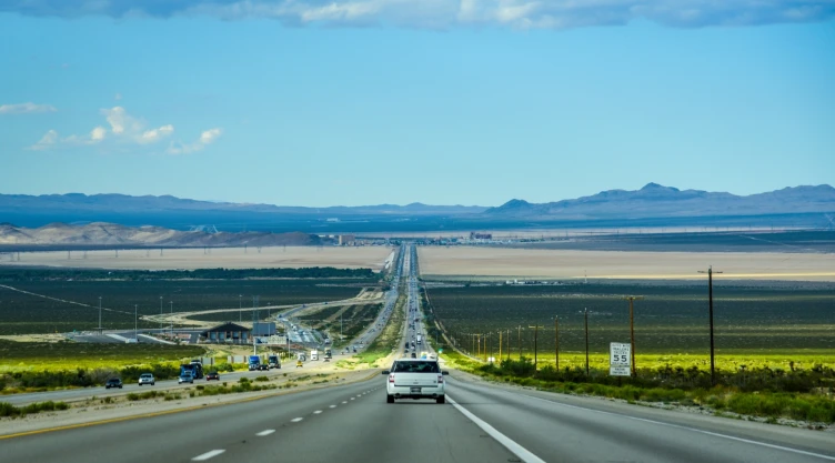 la icónica Interestatal 15 que recorre la ruta desde California hasta Nevada