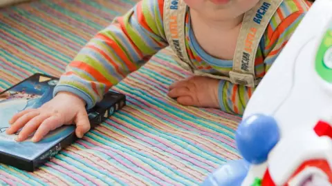 Bebé murió tras recibir descarga eléctrica mientras su mamá dormía