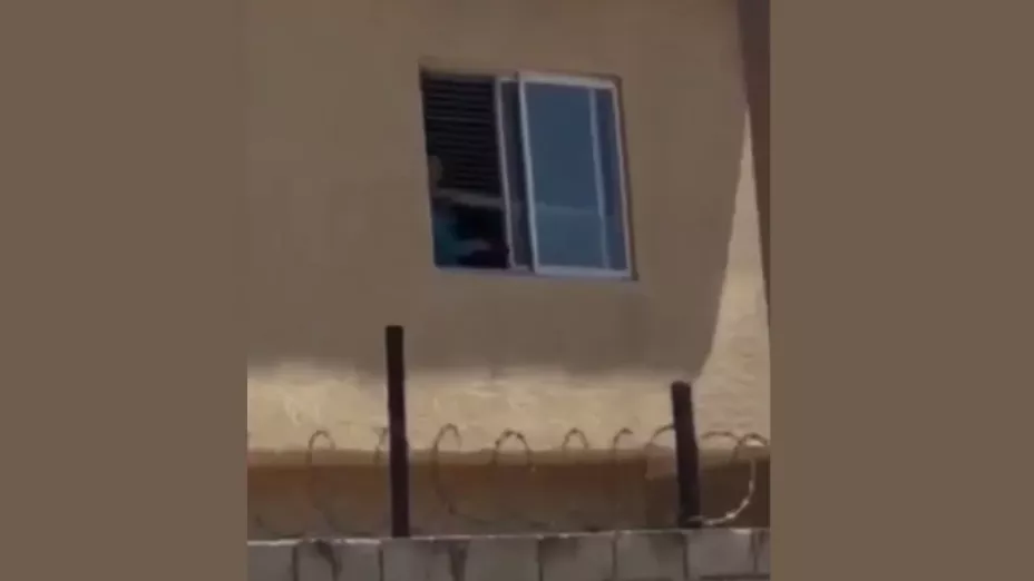 Mujer apunta con una pistola a estudiantes.jpg