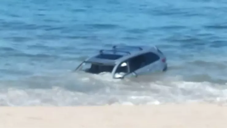 Encuentran camioneta abandonada en mar de Mazatlán