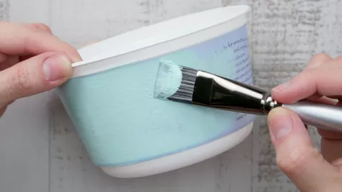 7 ideas para reciclar los botes de yogurt y darles una segunda vida en el hogar