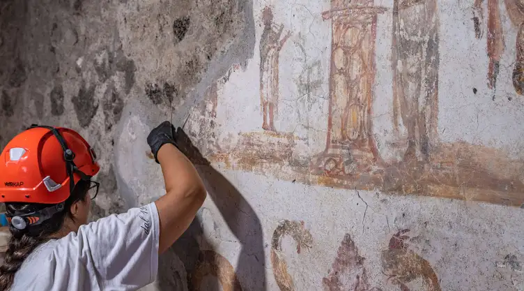 Trabajadores restauran la vivienda de Marcus Fabius Rufus en Pompeya.