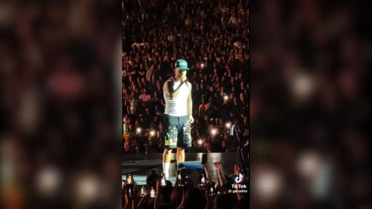 Maluma da clases de paternidad en pleno concierto