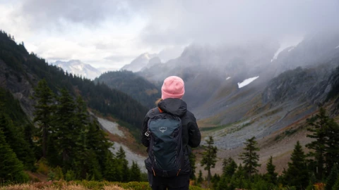 ¡A la espera del invierno en México! Una mujer observa el paisaje frío de las montañas.