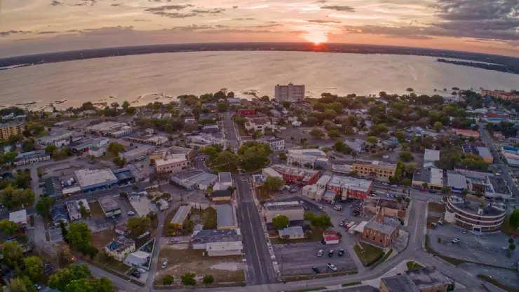 una vista de Sebring en un hermoso atardecer