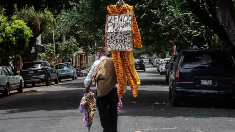 Anciano cambia pijamas por víveres en la CDMX