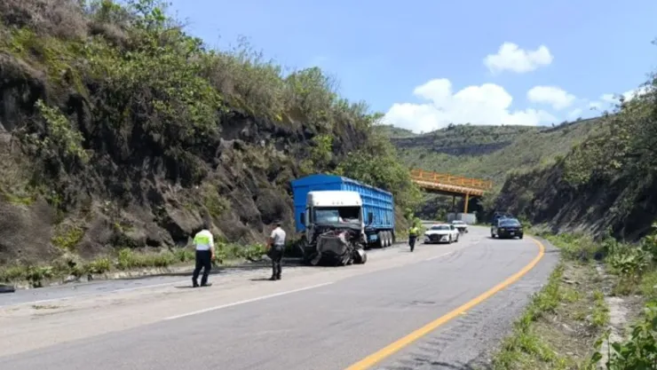 Choque deja camión destrozado en la carretera Puebla-Córdoba: Cierre en Cumbres de Maltrata
