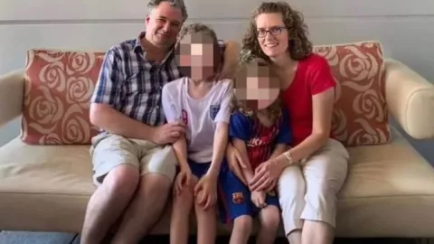 Helen Rhodes muere a bordo de avión, viajaba con su familia de Hong Kong al Reino Unido.