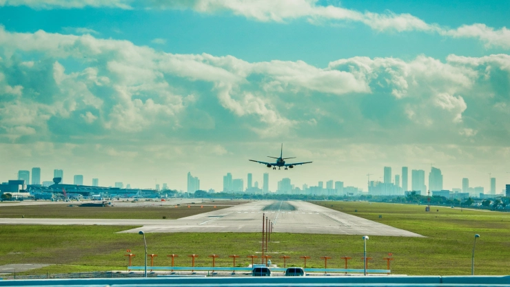 un avión aterriza en el aeropuerto de fort lauderdale