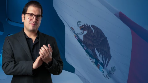 Juan Pablo Delgado con la bandera de México de fondo.