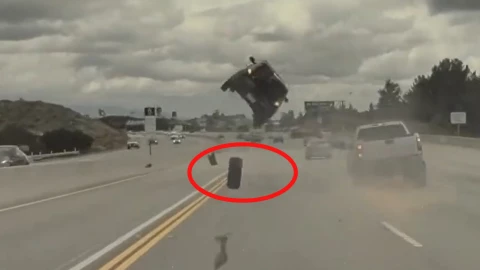 Auto sale volando por una llanta