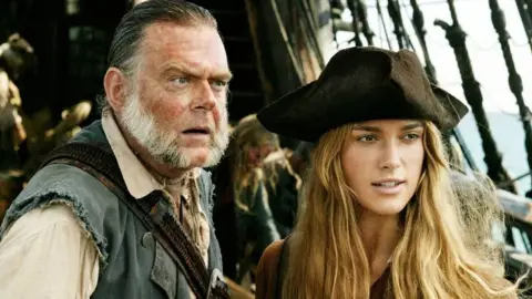 Arrestan a actor de Piratas del Caribe por violencia doméstica (1).jpg