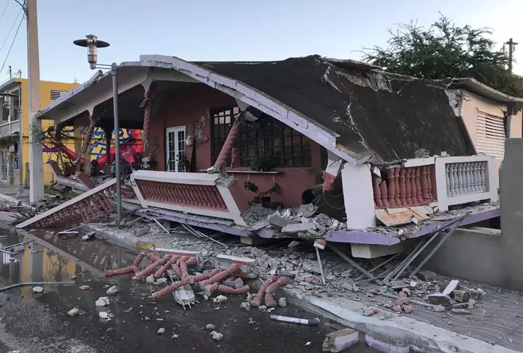 Imagen de una casa derrumbada en Guánica tras el fuerte sismo que golpeó a Puerto Rico