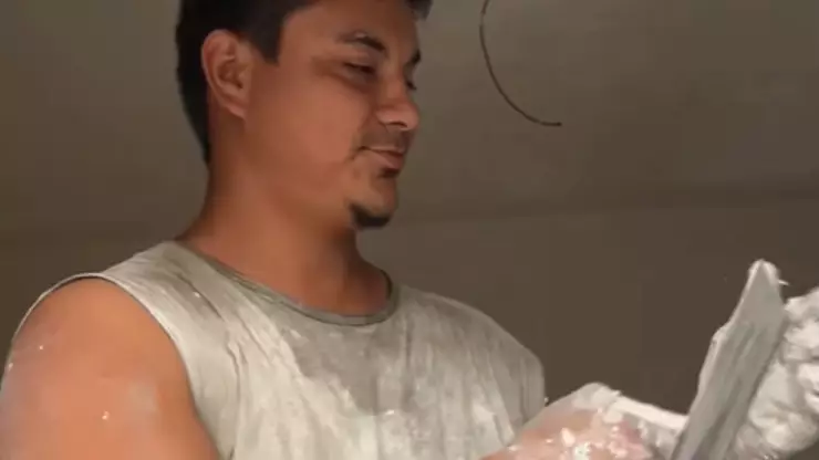 Gana más de 2 millones de pesos, lo gasta todo y vuelve a trabajar de albañil