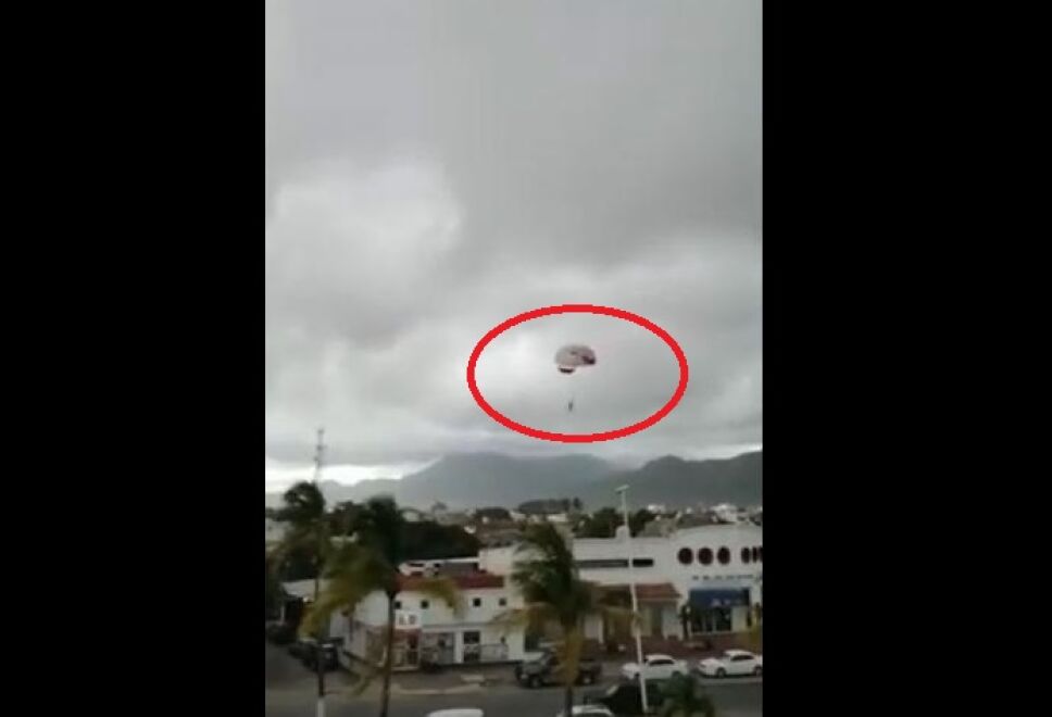 La cuerda del parachute donde viajaba una turista se reventó por lo que el paracaídas terminó volando sin rumbo en Puerto Vallarta.