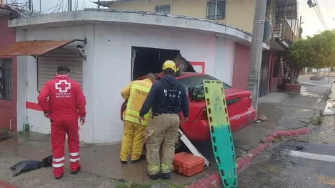 Auto se estrella contra negocio en Mariano Matamoros Norte; una mujer es llevada al hospital