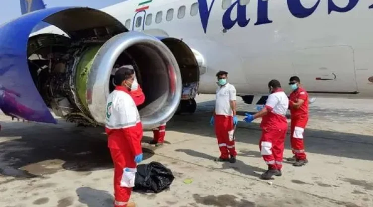 mecánico-succionado-motor-avión-pasajeros-aeropuerto-internacional-irán.jpeg