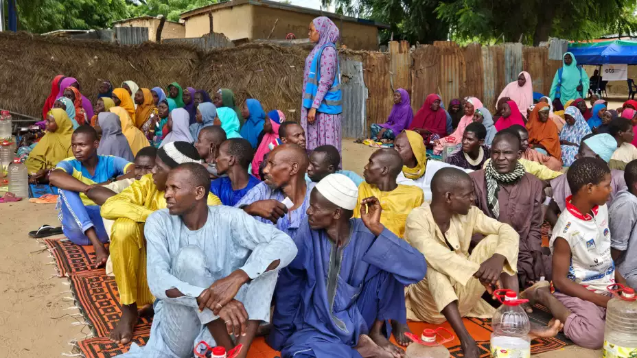 Personas en espera de alimentos donados por la ONU en Nigeria