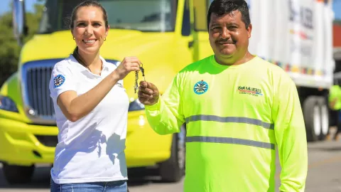Isla Mujeres: Llega ‘La Bestia’ para fortalecer recolección de basura entrega llaves