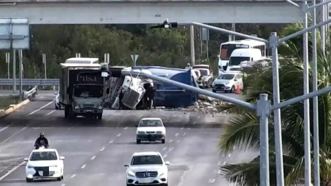 ÚLTIMA HORA: Se registra volcadura de volquete a la altura del distribuidor del aeropuerto de Cancún; hay tráfico lento en Boulevard Colosio