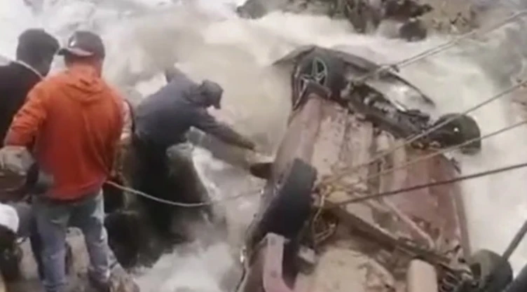 ¡Tragedia en Chiapas! Vehículo cae al río en Laguna Grande; una mujer murió y otra fue rescatada.jpg