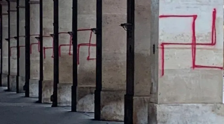 Esvásticas en París