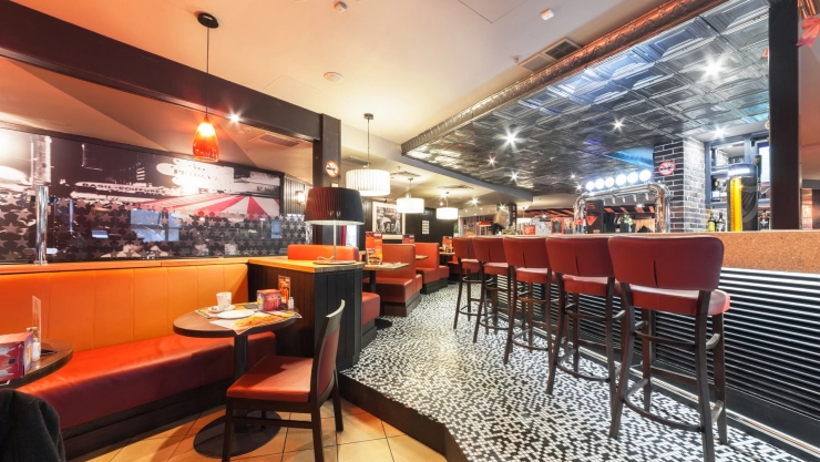 Vista interna del local de comida rápida