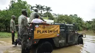 También otorgaron 2 mil 977 consultas médicas, colocaron 87 mil 508 sacos terreros para la contención de los niveles pluviales y se trasladaron vía aérea 810 apoyos para la canasta básica de las familias (aceite vegetal, harina de maíz, pasta para sopa, azúcar, huevo, frijoles enlatados y atún, entre otros).