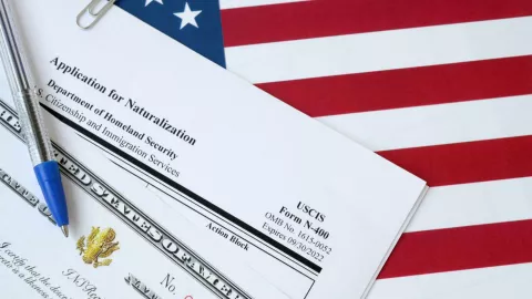 El formulario N-400 es el que se debe usar para solicitar la naturalizaci&oacute;n.