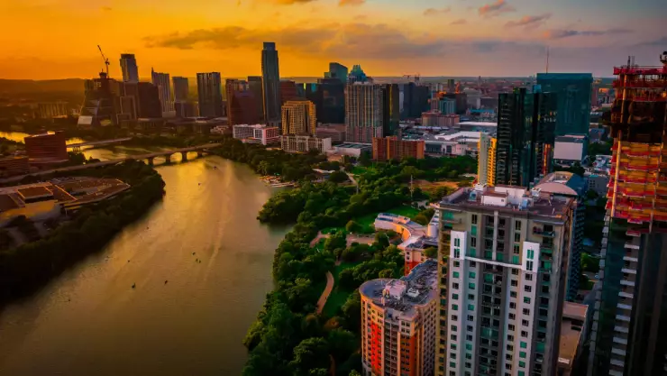 un skyline de la hermosa ciudad de Austin en Texas durante un emotivo atardecer